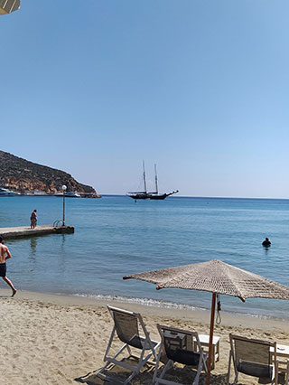 Η παραλία Πλατύς Γιαλός στη Σίφνο